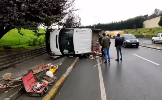 Sultangazi’de  kamyonet kaldırıma çarpıp yan yattı
