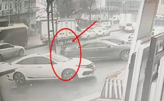 Sultangazi’de kamyonun çarptığı kurye metrelerce sürüklendi
