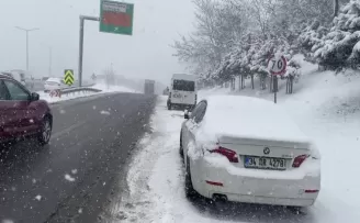 Sultangazi’de kar nedeniyle sürücüler araçlarını yol kenarına park etti
