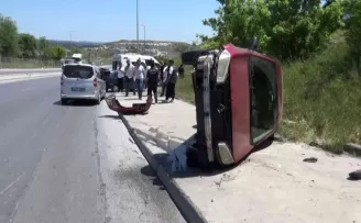 Sultangazi’de kontrolden çıkan otomobil takla attı
