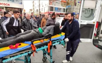 Sultangazi’de otomobille çarpışan motosikletli kurye yaralandı
