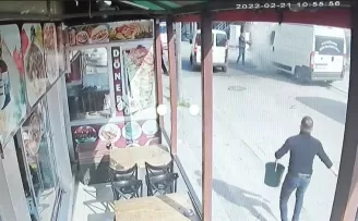 Sultangazi’de park halindeki araç alev aldı
