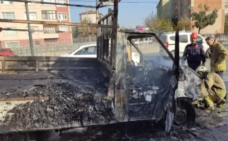 Sultangazi’de seyir halindeki kamyonet küle döndü
