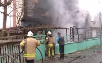 Sultangazi’de yangın paniği, mahsur kalanlar son anda kurtarıldı
