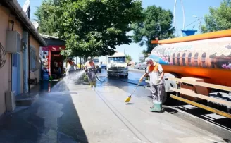 Sultangazi’deki camiler bayram öncesi gül suyu ile yıkandı
