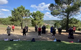 Sultangazili kadınlardan sosyal mesafeli sabah sporu
