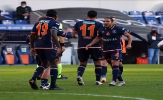 Süper Lig: Medipol Başakşehir: 2 - Denizlispor: 0 (İlk yarı)
