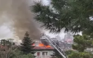 Tadilat halindeki villanın çatısı alev alev yandı
