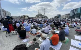 Taksim Camii’nde ilk namaz kılındı
