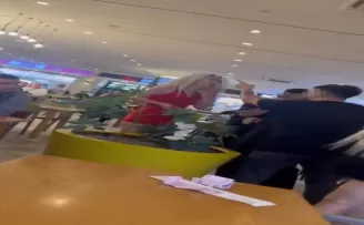 Taksim’de AVM’de saç saça kavga kamerada: “Senin beynini patlatırım”

