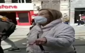 Taksim’de çarşaflı gençlere sözlü saldırı
