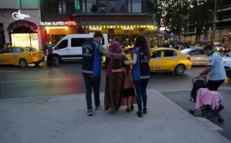 Taksim’de çocukları kullanarak dilenen kadınlar yakalandı
