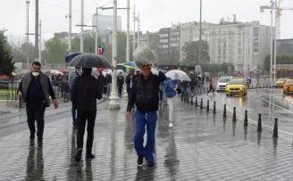 Taksim’de etkili olan sağanak yağmur ve rüzgar vatandaşlara zor anlar yaşattı
