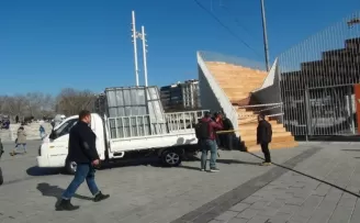 Taksim’de izin alınmadan kurulan sergi platformunun sökümüne başlandı
