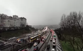 Taksim’de kar yağışı etkili oluyor
