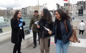 Taksim’de korona virüs bilgilendirme çalışması
