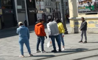Taksim’de kuralları hiçe sayan turistlere polis müdahale etti
