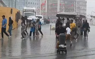 Taksim’de sağanak yağış etkili oldu
