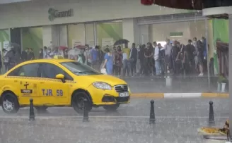 Taksim’de sağanak yağış vatandaşlara zor anlar yaşattı

