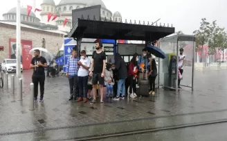 Taksim’de sağanak yağış vatandaşlara zor anlar yaşattı

