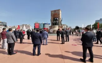 Taksim’de sosyal mesafeli 19 Mayıs töreni
