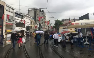 Taksim’de yağış etkili oldu
