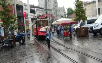 Taksim’de yağmur zor anlar yaşattı
