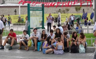 Taksim’den ilginç yağmur görüntüsü: Bir anda dans etmeye başladılar

