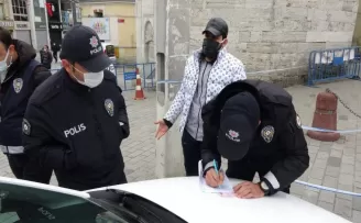 Taksim’e turist gibi gelen iki göçmene ceza
