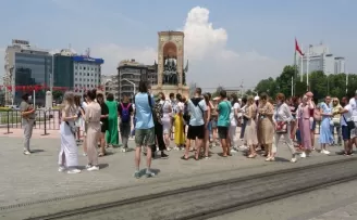 Taksim eski günlerine dönüyor, kafileler akın akın geliyor
