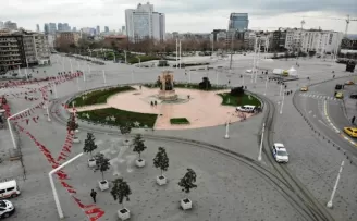 Taksim Meydanı turistlere kaldı
