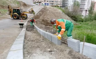 Tam kapanmada renkli kaldırım mesaisi
