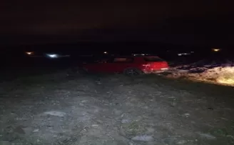 Tarlaya uçan otomobilde 2 kişi yaralandı
