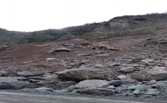 Taş ocağında göçük sırasında iş makinesi devrildi: 1 ölü, 1 yaralı
