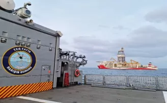 TCG Fatih tarafından Kanuni sondaj gemisine refakat
