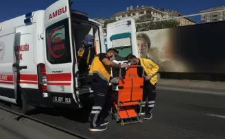 Tekerleği patlayan araca çarptı: 2 yaralı
