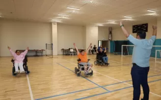 Tekerlekli sandalyeli zeybek ekibi sahneye çıkıyor