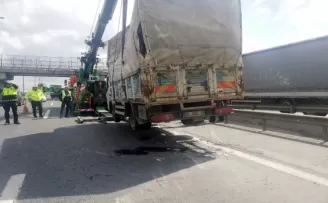 TEM’de kamyonet devrildi, trafik kilitlendi
