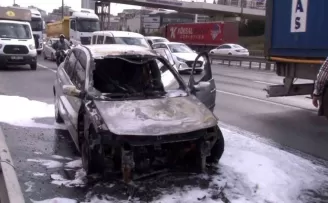 TEM’de otomobil alev aldı, içindekiler son anda kurtuldu
