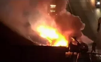 TEM otoyolunda maske yüklü kamyonetin alev alev yandığı anlar kamerada
