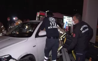 TEM otoyolunda otomobil bariyerlere ok gibi saplandı; 2 ağır yaralı
