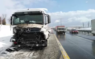 Tem otoyolunda zincirleme kaza: 5 araç birbirine girdi
