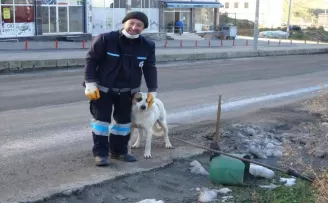 Temizliğe her sabah birlikte başlayıp birlikte bitiriyorlar
