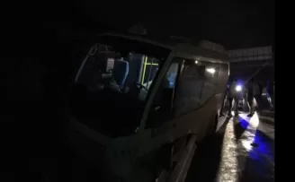 Ticari araçla çarpışan minibüs yoldan çıkarak bariyerlere vurdu
