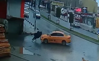 Ticari taksinin iki kıza çarptığı feci anlar kamerada
