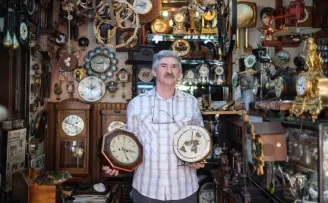 “Tik tak“ sesleriyle geçen bir ömür: Padişahların saatlerini de restore ediyor
