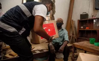 TİKA Ramazan’da Tanzanya’da ihtiyaç sahibi insanların yüzünü güldürdü
