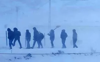 Tipi nedeniyle yolda mahsur kalan öğrenciler kurtarıldı
