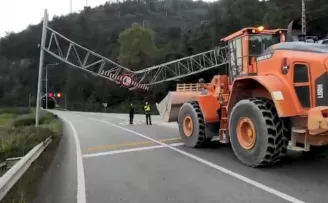 TIR’ın dorsesi tabelaya takıldı