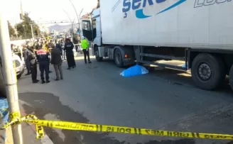 Tırın altında kalan yaşlı adam hayatını kaybetti